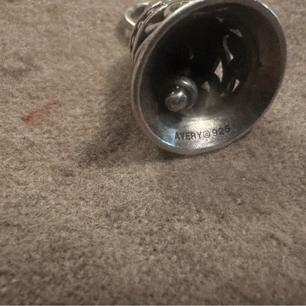 Elegant Silver Pendant - Picture 2 of 7